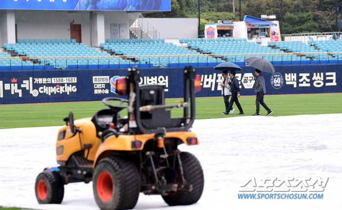 [포토] 그라운드 살피는 KBO, 플레이오프 2차전 할 수 있을까