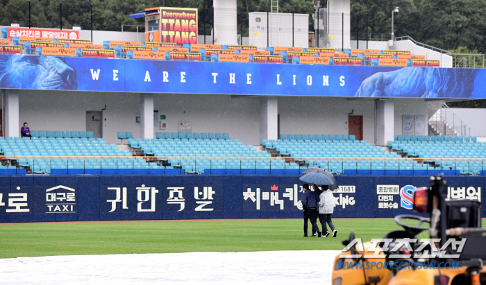 [포토] PO 2차전 앞두고 비 오는 라팍, 고심하는 KBO