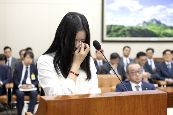 국감 간 하니, 방시혁 공개저격 뒤 눈물 쏟았다 "우린 다 인간인데" […