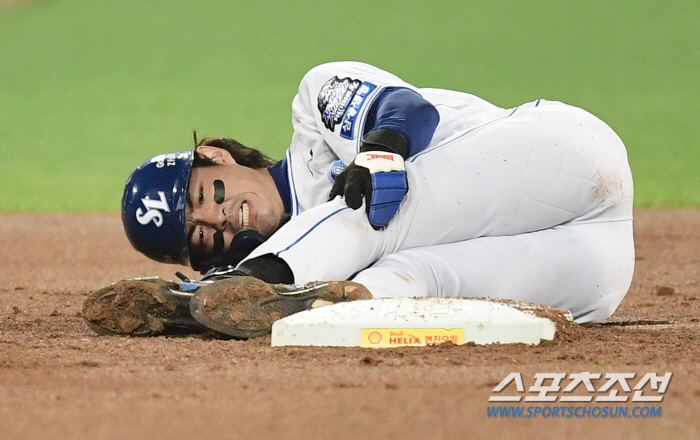 목발 짚고, 휠체어 타고 이동...'충격 부상' 구자욱, PO 통과하면 …