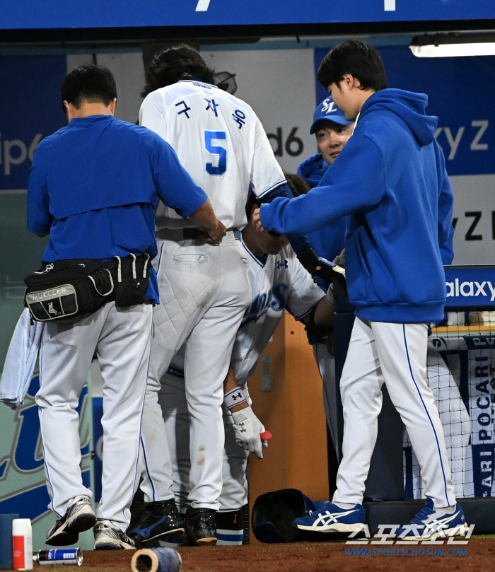 목발 짚고, 휠체어 타고 이동...'충격 부상' 구자욱, PO 통과하면 …