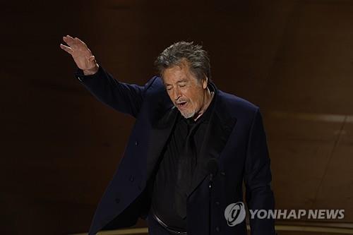 83세에 넷째 본 알파치노 "16개월 아들과 놀아주는 것 재밌어"