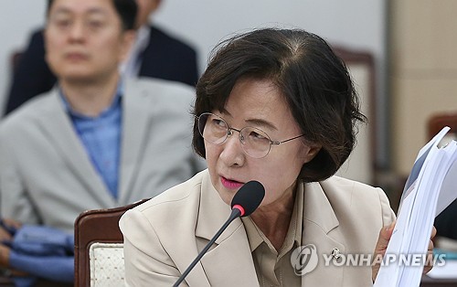 추미애 "파견 공보의·군의관 수당에 예비비 200억 지출"