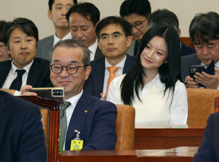 [SC이슈]사람이 죽어 나가는데…국감서 하니와 미소 셀카, 결국 사과