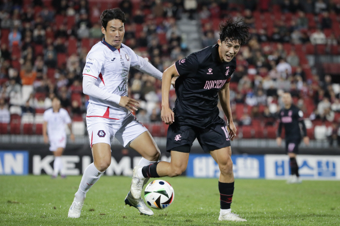 [오피셜]"이물질 투척" 부천FC, 홈경기 응원석 2경기 폐쇄 '중징계'…