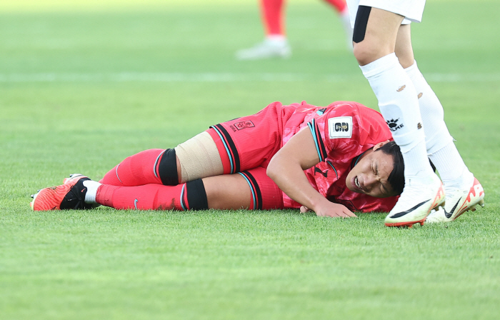 '살인태클 희생양' 황희찬, 최악은 피했다...울버햄튼 감독 "몇 주 정…