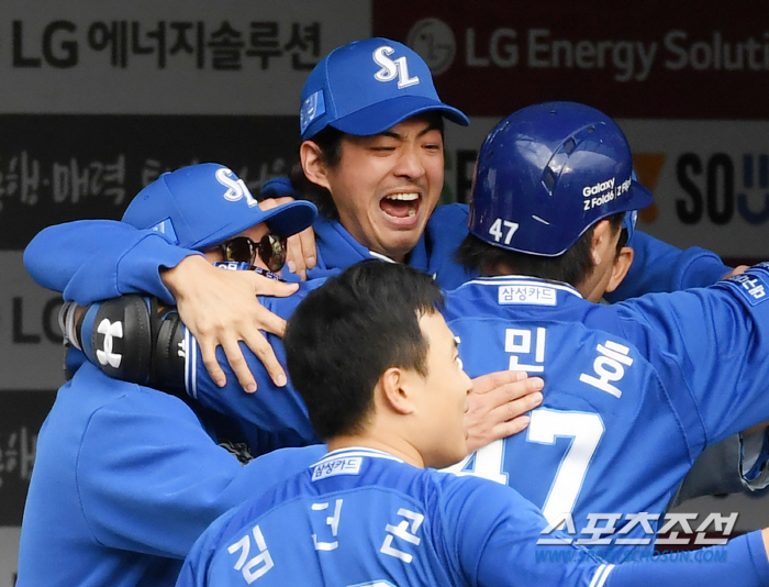 '한국시리즈까지 걸린 시간 21년' 맏형 강민호 뜨겁게 안아준 구자욱과 …