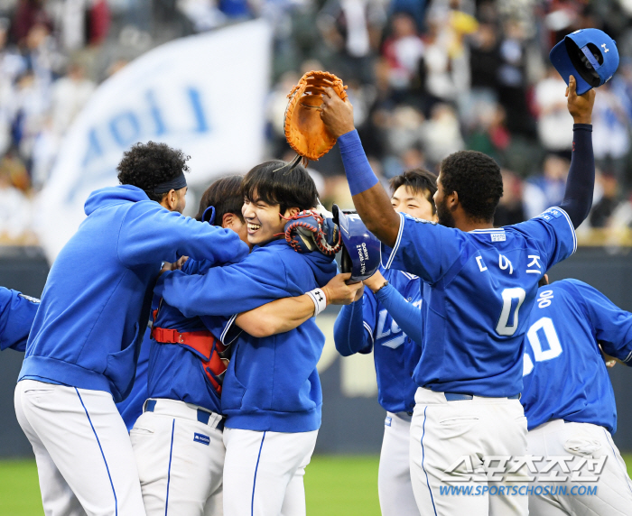 '한국시리즈까지 걸린 시간 21년' 맏형 강민호 뜨겁게 안아준 구자욱과 …