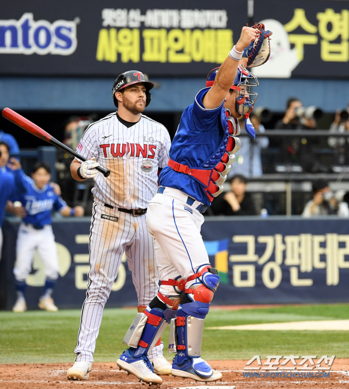 '한국시리즈까지 걸린 시간 21년' 맏형 강민호 뜨겁게 안아준 구자욱과 …