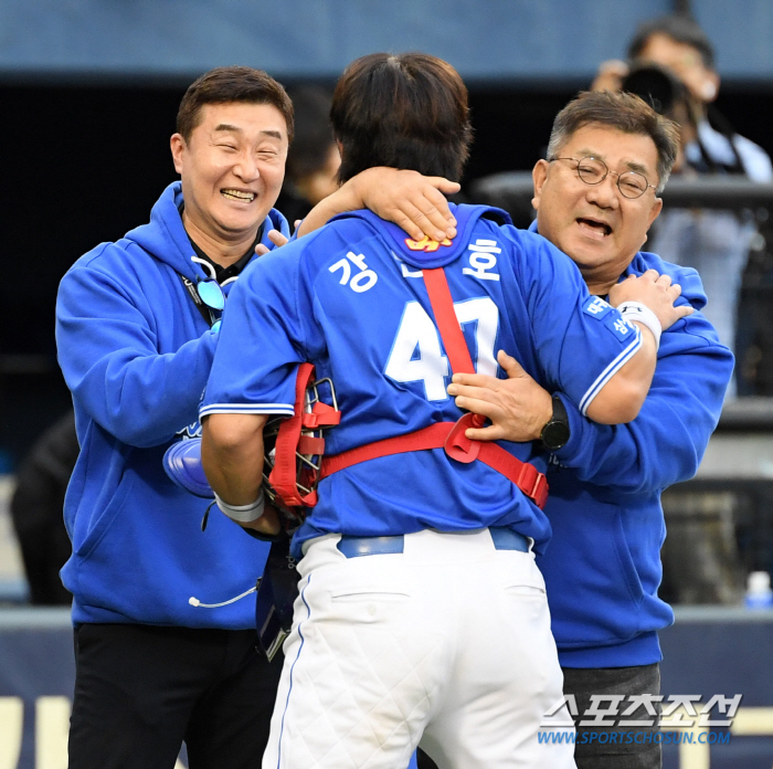 '한국시리즈까지 걸린 시간 21년' 맏형 강민호 뜨겁게 안아준 구자욱과 …