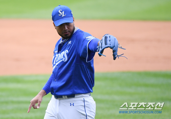 '무릎 바칠 각오’로 돌아온 캡틴을 울렸다. "한국시리즈 냄새라도 맡고 …