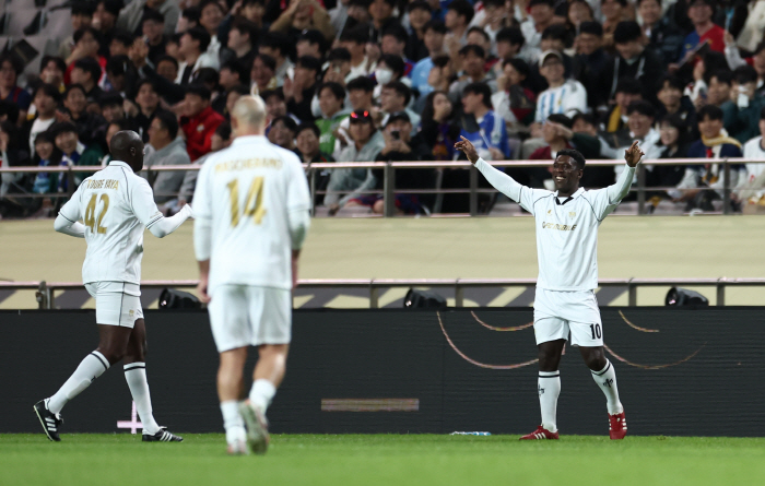 레전드들이 수놓은 창과 방패 대결, 방패가 이겼다...'세이도르프 1골-…