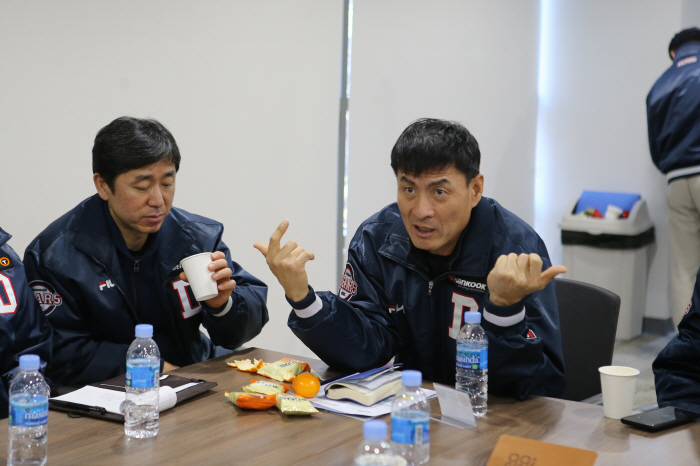 '왕조'를 이끌었던 이들이 나왔다…스토브리그 또 다른 전력 보강 포인트 …