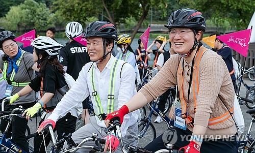 장미란, 여주로 주한 외국인과 자전거 여행…지역 관광지 홍보