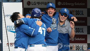 김재현-박경수-한유섬…KS 목발 투혼 계보, 구자욱이 잇는다