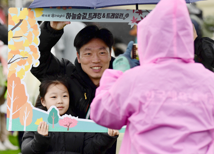 16회 하이원 하늘숲길 트레킹 패스티벌 성료…"운탄고도에서 즐긴 가을, …