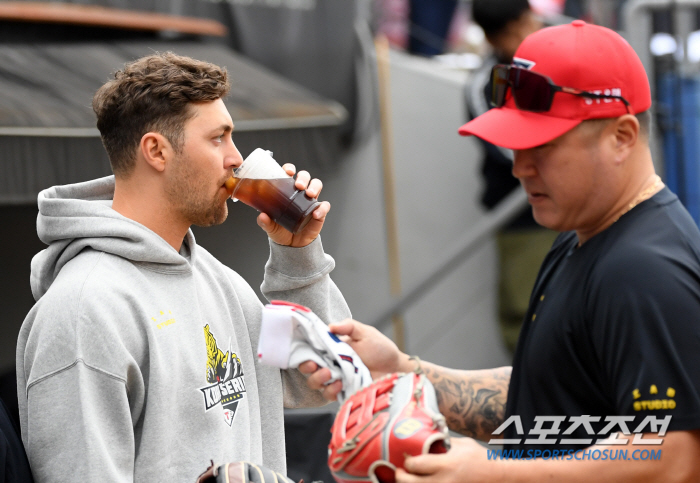 '커피 들고 더그아웃 등장' KS 1차전 선발 네일...긴장한 김도영 가…