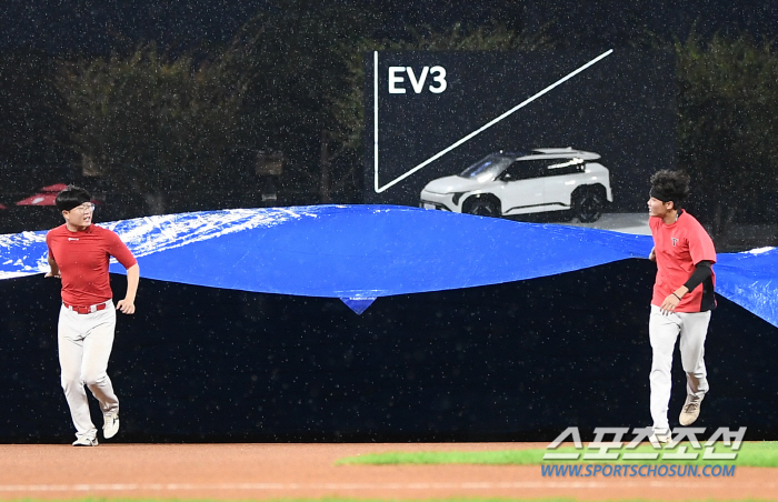 '경기 직전에 이럴수가' 초대형 방수포 깔렸다…결국 1차전 지연 개시[K…