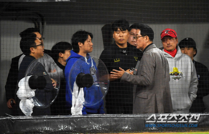 '방수포 걷었다가 또 깔렸다' 한국시리즈 1차전 지연 개시…시작 가능할까…