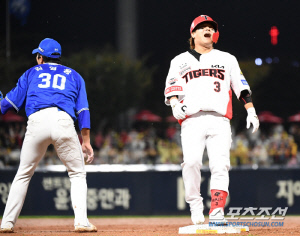 아! 맞바람, '하이파이브까지 했는데…' 도둑맞은 '확신범' 김선빈의 KS 선제 홈런[KS1]