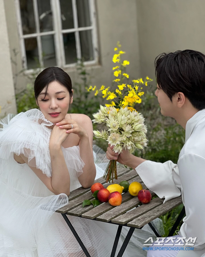 [SCin스타] '김연아♥' 이어 고우림도 결기 2주년 자축 "여왕님 잘…