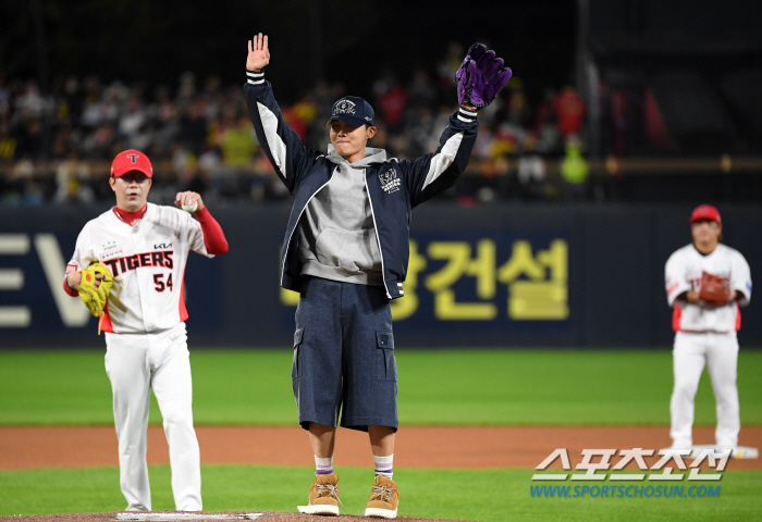 [포토] BTS 제이홉 '고향 광주서 한국시리즈 시구'