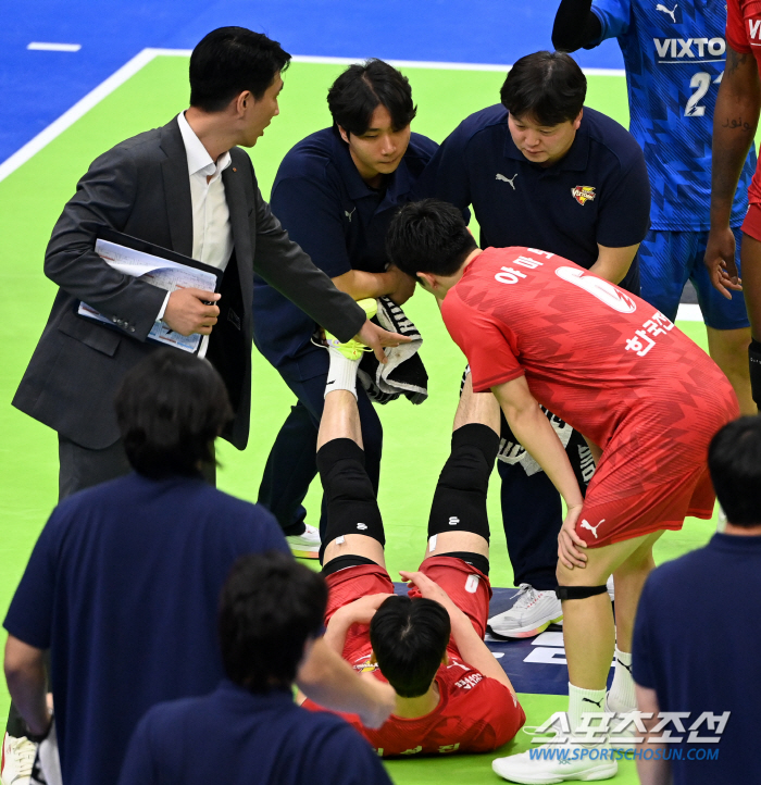 이런 득점을 봤나. 서브에이스로 역전 만들고 다리에 경련, 웃음 잃지 않…