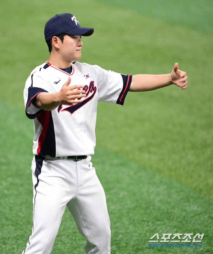 김택연-김서현 '물 당번 당첨!' 벌써 많이 친해진 대표팀 두 막내, 훈…