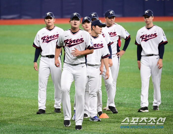 김택연-김서현 '물 당번 당첨!' 벌써 많이 친해진 대표팀 두 막내, 훈…