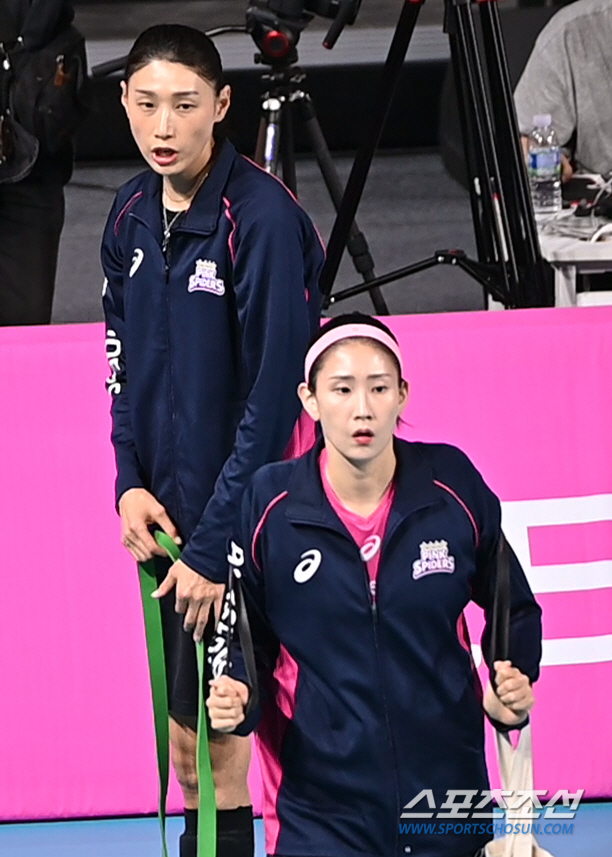 "수지야~" 홈 개막전 앞둔 김연경이 '캡틴' 김수지를 불러 세운 이유는