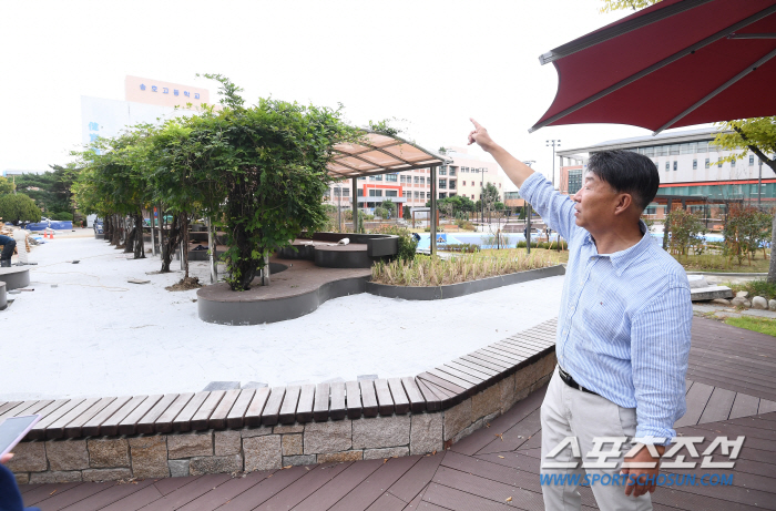 "21세기 학생들에게 21세기 운동장을!" 황교선 송호고 교장이 열정으로…