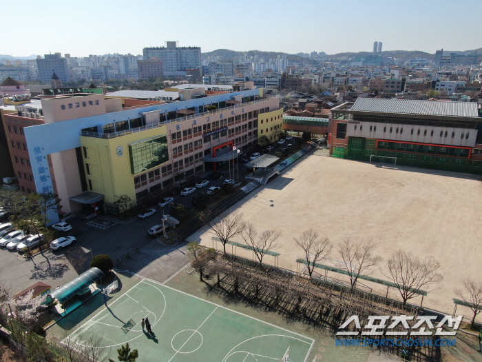 "21세기 학생들에게 21세기 운동장을!" 황교선 송호고 교장이 열정으로…