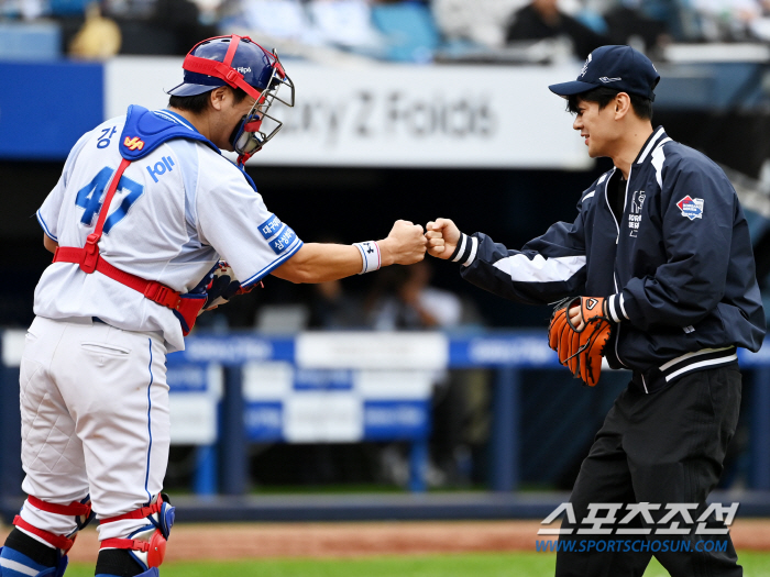 [포토] 강민호와 인사하는 구본길