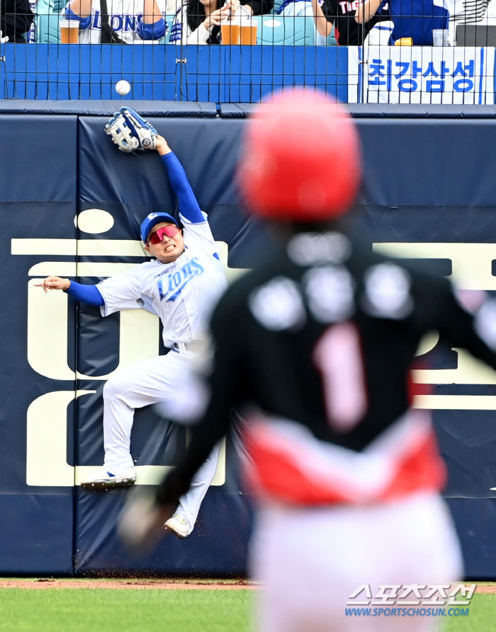 [포토] 김헌곤, 김선빈 타구 잡으려 했지만