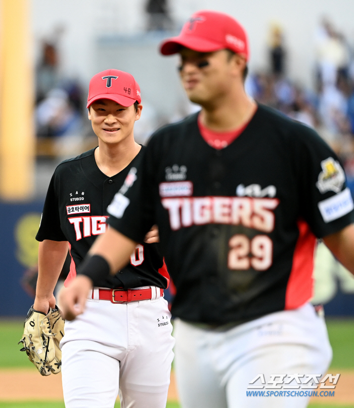 이렇게 당찬 세리머니가 또 있을까. 모자 돌려쓰고 주먹 불끈, 호수비가 …