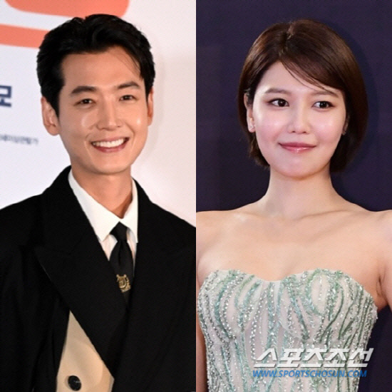 정경호, '♥수영 얼굴' 티셔츠 입고 열혈 외조…12년 공개열애 '찐바이…