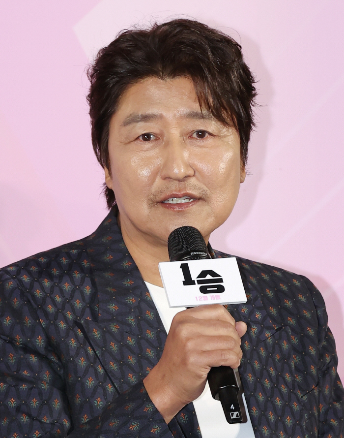 '1승' 송강호 "'기생충' 이후 밝은 작품 원해, 관객들에게 용기 주고…