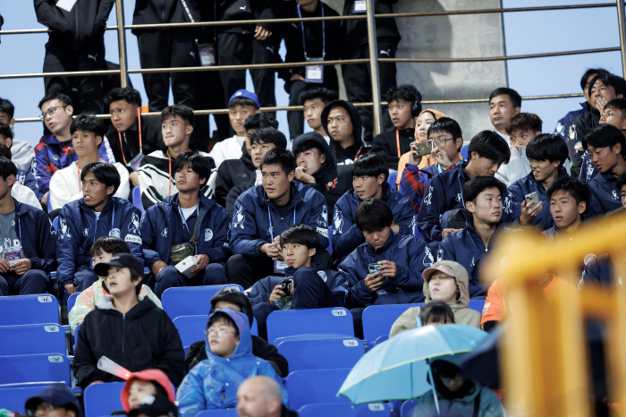 축구공이 연결해준 감동적인 만남…'멋진 선배' 송주훈, 일본 후배 만나 …