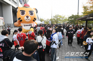 지정석인데 왜 KIA 팬들은 아침부터 대기했나? 가공할 카드섹션은 이렇게 탄생했다 [광주 현장]