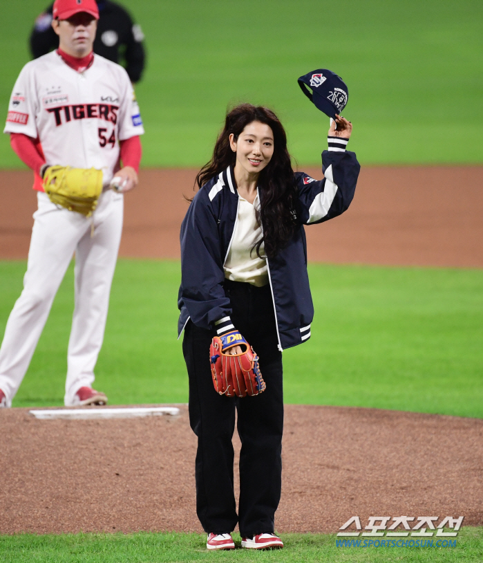 [포토] 박신혜 '힘찬 시구와 당찬 인사'