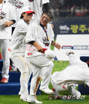 'MVP 김선빈 향해 물병 강속구' 37년 만에 광주서 한국시리즈 우승 이끈 영혼의 단짝 박찬호...'이맛에 우승하지'