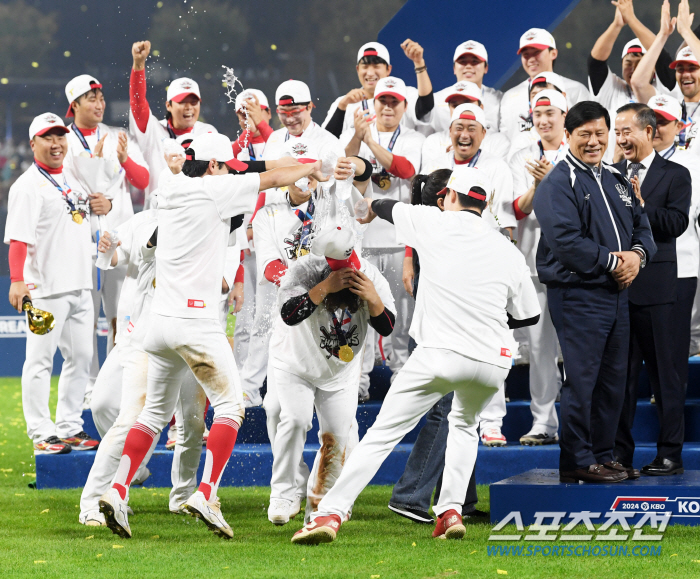 'MVP 김선빈 향해 물병 강속구' 37년 만에 광주서 한국시리즈 우승 …