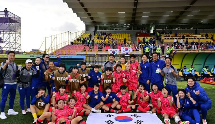 [현장인터뷰]'정몽규와 찰칵' 亞 올해의 감독 박윤정, "선수에게 도움되…