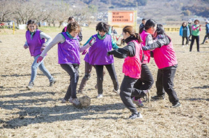 평사리들판서 짚풀공 슈팅…내달 23일 '하동 논두렁축구대회'