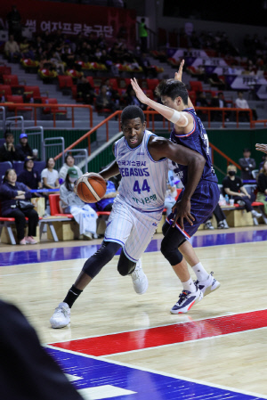 한국가스공사, KCC 잡고 4연승 깜짝 공동1위...SK도 LG 72-66 격파 선두 합류