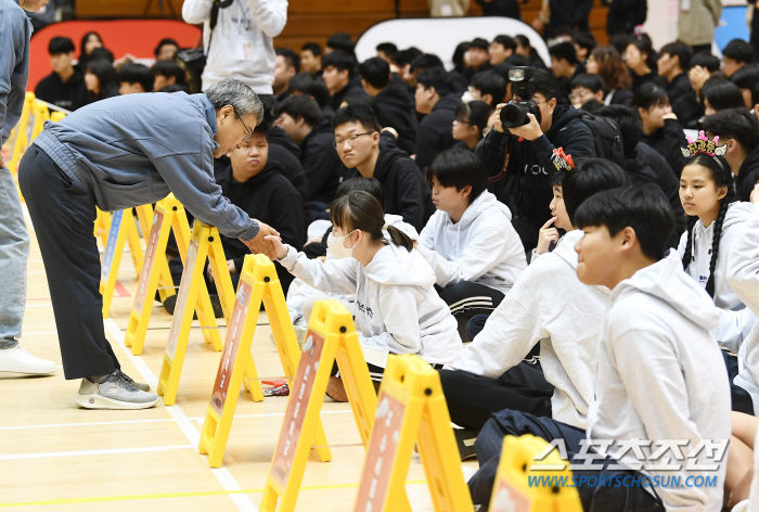 [서울림운동회] 정근식 서울교육감, 아이들 눈높이로 악수