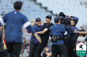 마침내 완성된 꽃봉오리 축구, 승격이란 꽃을 피웠다...안양, 부천과 비기며 창단 11년만에 승격 '서울과 더비 성사'