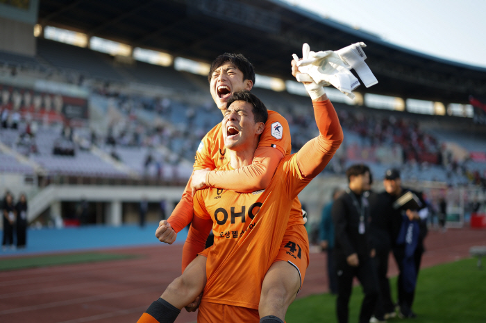 안양 축구팬의 가슴에 맺힌 응어리, 11년 만에 녹아내렸다. 좌절에 끝에…