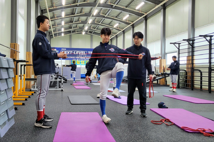 김용달 감독 총괄→이영우 윤학길 등 레전드 노하우 전수…'17세 이하 선…