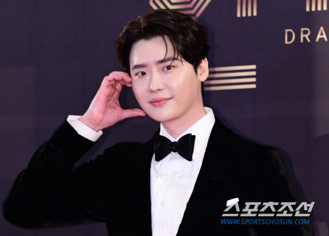 '아이유♥' 이종석, 겹경사 터졌다..변호사 변신 ('서초동')